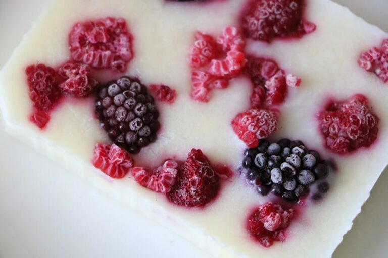 Read more about the article Full-Fat vs. Low-Fat Yogurt: Does Fat Content Really Matter?